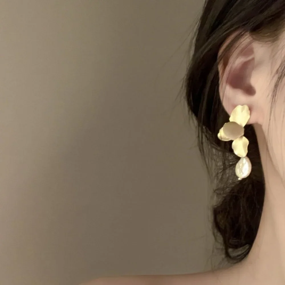 Irregular Retro Metal Petal Pearl Pendant Earrings - Picture 5 of 6